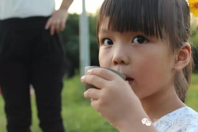 小(xiǎo)女孩野外泡茶