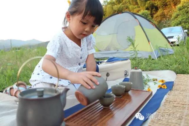 小(xiǎo)女孩泡茶的图片