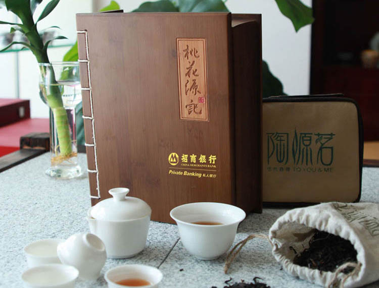 招商(shāng)银行定制的桃花(huā)源记茶礼
